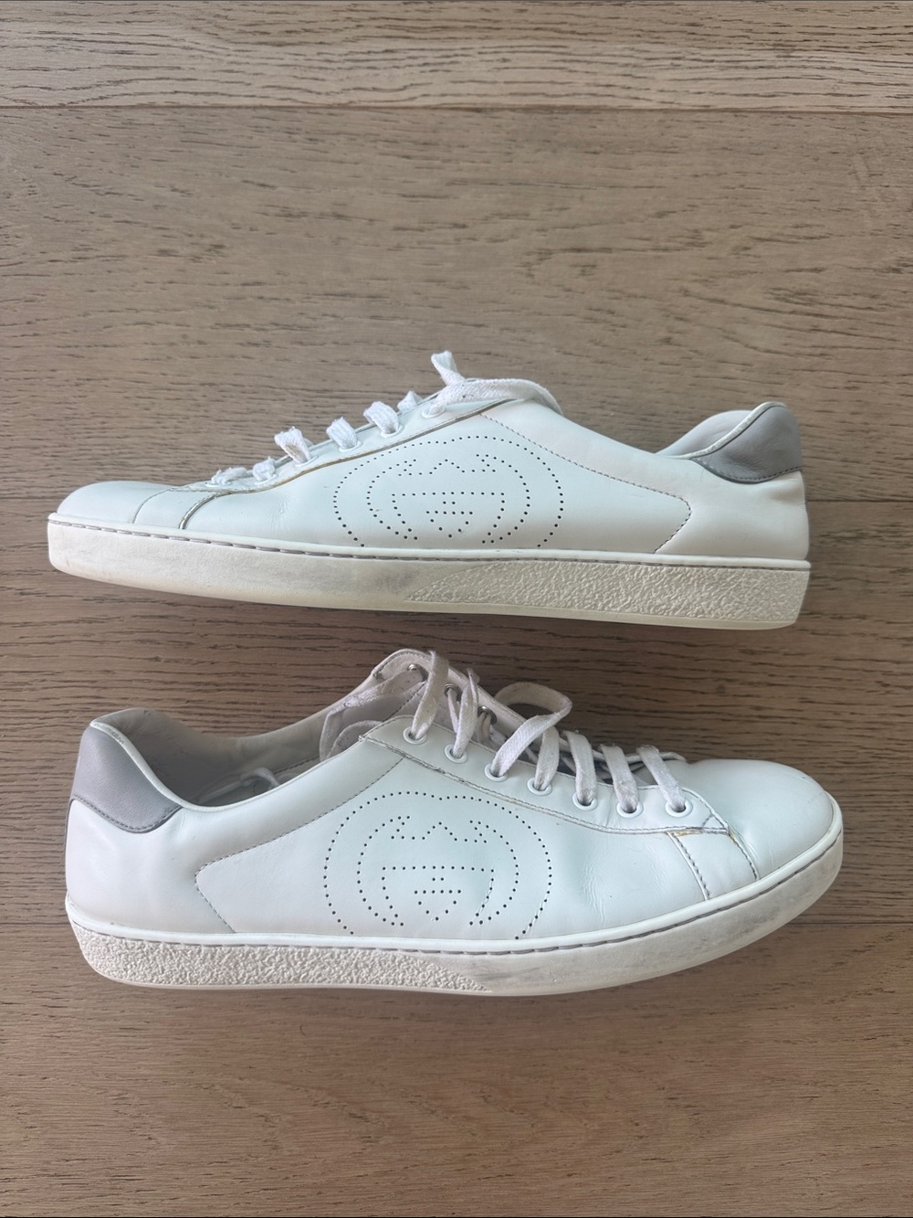 Authentic Gucci White Leather Low-Top Sneakers with Gray Heel